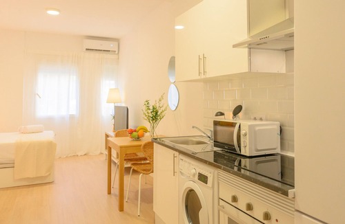 Ciudad Lineal Apartment | Cozy Studio Apartment near the Bullring in Ventas