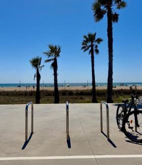 Castelldefels Apartment | Cozy three-bedroom apartment by the beach
