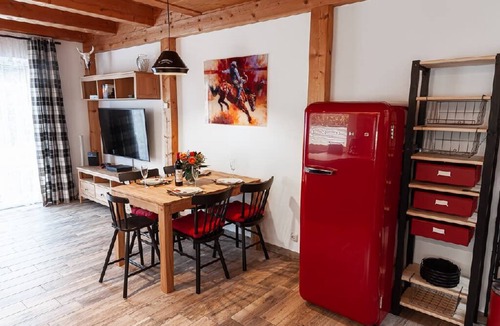 Neuloipfering Apartment | Cozy vacation apartment (65sqm) in Wild West style with terrace