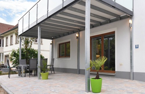 Himmelkron Apartment | Cozy vacation apartment terrace with a view of the white Main