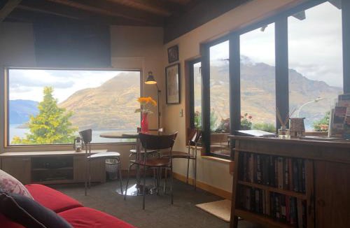 Sunshine Bay House | Crows Nest - Queenstown Holiday Home