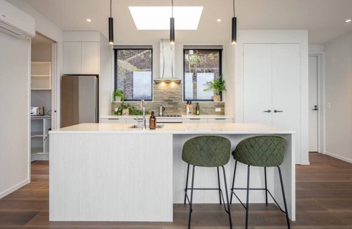 Fernhill House | Crystal Waters- Suite 1