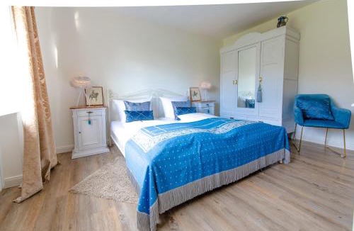 Iphofen Hotel | DAS KLEINE HOTEL IPHOFEN, Frühstückszauber, no waste, nachhaltig, nahe aller Weingüter, KNAUF GIPS KG und ConneKT, kleines Secret mit Garten & Terrassen, TV mirrorring, 55" TV, fine dining, Hunde willkommen