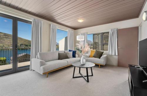 Frankton House | De La Mare views