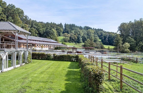 Stockach House | Deluxe Chalet 'Morgentau' with Private Terrace and Wi-Fi