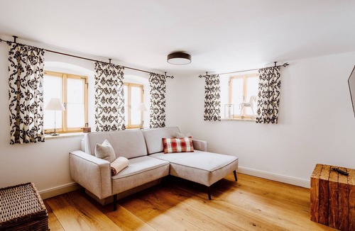 Riedenburg Apartment | Denkmalgeschütztes Chalet mit Drei Schlafzimmern