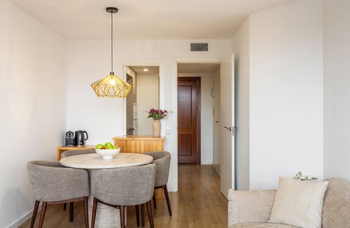 Castillejos Apartment | Descubre este moderno apartamento de 2 habitaciones en el corazón de Tetuán, ideal para estancias largas y diseñado para ofrecerte comodidad, funcionalidad y estilo. Situado en la tranquila y bien comunicada calle Julián Besteiro