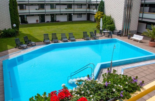 Korbecke Apartment | Design-Ferienwohnung direkt am Möhnesee - mit Seeblick, Balkon, Pool und Sauna