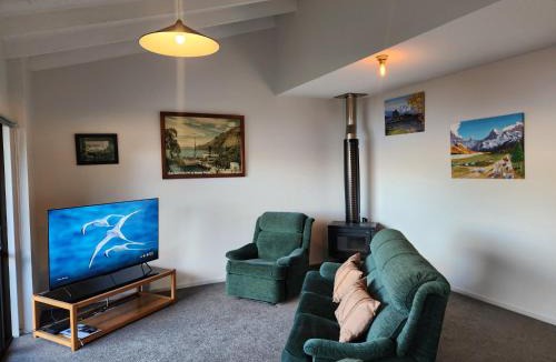 Fernhill House | Devine Hideaway - Family Rustic Kiwi Bach - Beautiful Lake Views
