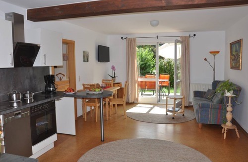 Bad Windsheim Apartment | Dog-friendly and barrier-free bright vacation apartment with garden