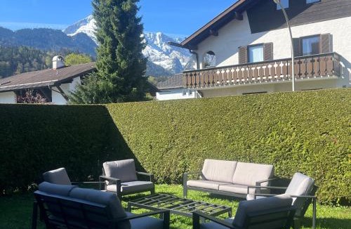 Garmisch-Partenkirchen Apartment | Doppelhaushälfte Zugspitzblick mit privatem Garten