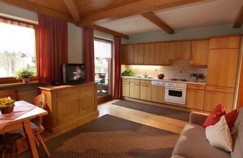 Itter Apartment | Doppelzimmer + Schlafcouch mit Dusche, WC - Gästehaus - Pension Hölzl