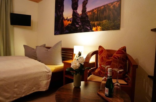 Gersdorf Bed & Breakfast | Double room HERKULESSÄULEN - WITH breakfast - - Pension Zum historischen