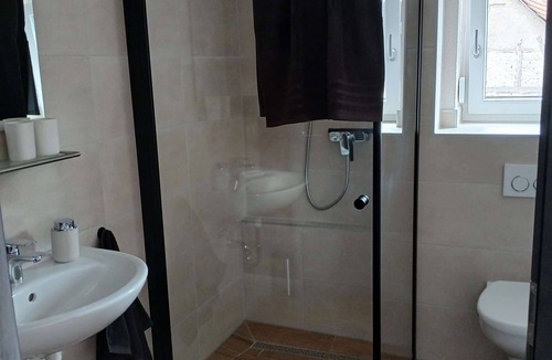 Rottingen Apartment | Double room with modern fitted kitchen