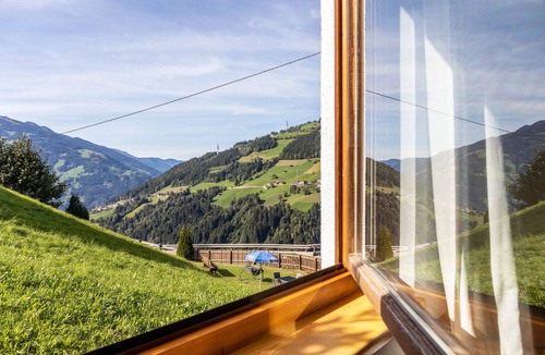 Hainzenberg Apartment | Double Room Zillertal View with En-Suite Bathroom