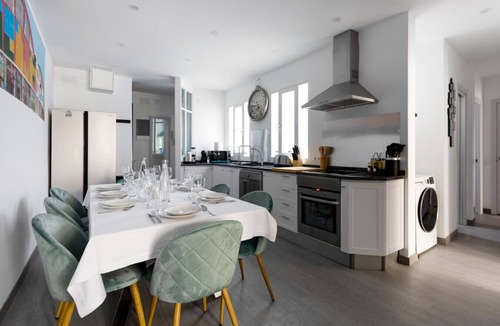Palacio Apartment | DownTown La Latina Grupos, by MoNARO