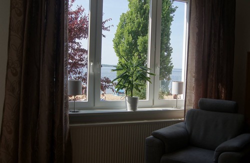 Zippendorf Apartment | Dream location on Lake Schwerin - apartment right on the beach - 20 steps to the sandy beach