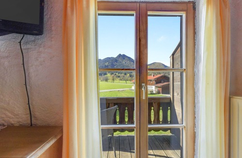 Lenggries Apartment | Dreamlike apartment "Hochalm" with Balcony, Garden & Wi-Fi