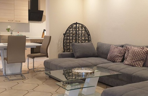 Nuedlingen Apartment | Dreibettzimmer mit Lounge-Terrasse und Garten by Interhome