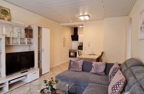 Nuedlingen Apartment | Dreibettzimmer mit Lounge-Terrasse und Garten by Interhome