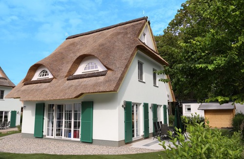 Rerik House | Drööm under thatch 2, 3 to 4 bedrooms, 2 bathrooms, sauna.