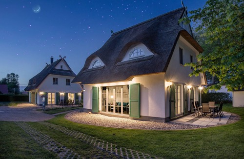 Rerik House | Drööm under thatch 2, 3 to 4 bedrooms, 2 bathrooms, sauna.
