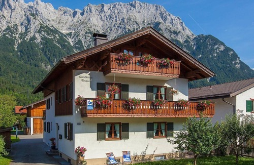 Mittenwald Apartment | "Edelweiß" - holiday apartment/2 bedrooms/shower, toilet - brown, country house