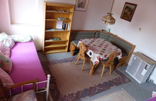 Old Town Apartment | Eine Gehminute von der Fußgängerzone entfernt - Schlafzimmer mit Gartenblick