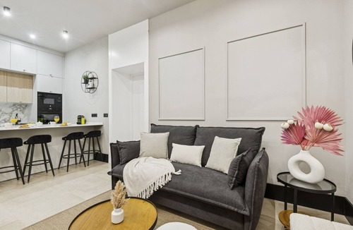 Malasana Apartment | Elegant 2BR Apartment in Conde Duque