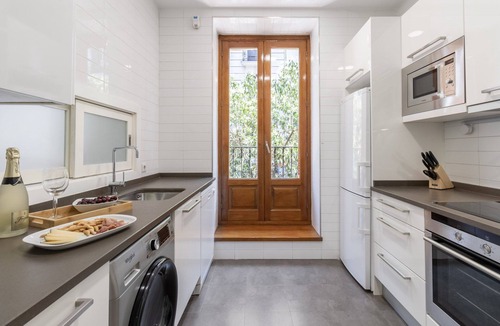 Goya Apartment | Elegant 3BR Apartment in Central Alcalá