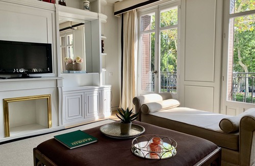 Jeronimos Apartment | Elegant Family Retreat Steps from Retiro park and Atocha.