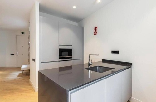 Embajadores Apartment | Elegant Luxury Apartment in Puerta del Sol with 3 En-Suite Bedrooms