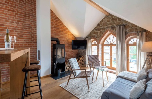 Buhlau Apartment | Elegant retreat: sauna, whirlpool bath and fireplace - last minute