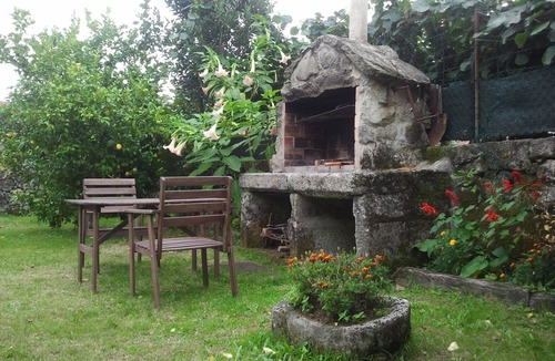 Ponte Caldelas House | Entire house with fenced property, garden, and barbecue. August 1–7 110€/noche