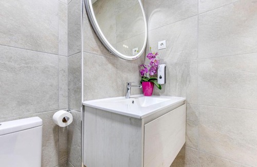 Ciudad Lineal Apartment | "Espacio Norma 1" con 1 Hab, AC & SmartTV en Las Ventas