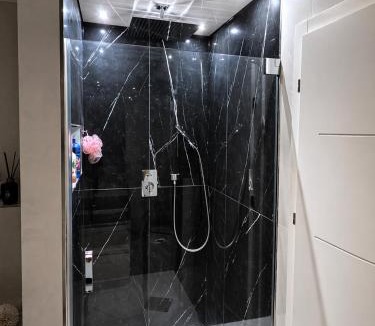 Fuerth Apartment | Exklusives 115 m Designer Apartment Kamin Spa-Bad Balkon Lounge Fürth