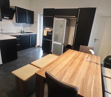Finnentrop Apartment | Exklusives Work and Stay Apartment Nähe Olpe, Attendorn und Finnentrop 3 Schlafzimmer 6 betten , Küche, Bad