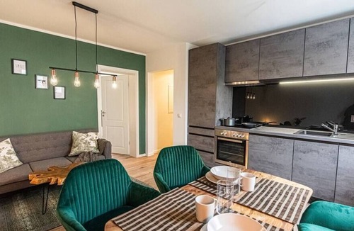 Augsburg-Goggingen Apartment | ☆FAIR+UNI: Modern & Stylish for 4: Kitchen+Parking