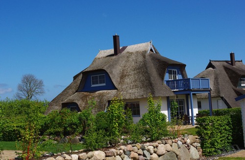 Zinnowitz House | Family-friendly house under thatch for 6 people + 1 child, pets allowed