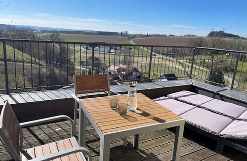 Bad Griesbach im Rottal Apartment | Far-reaching views and pool - ideal for golf and wellness