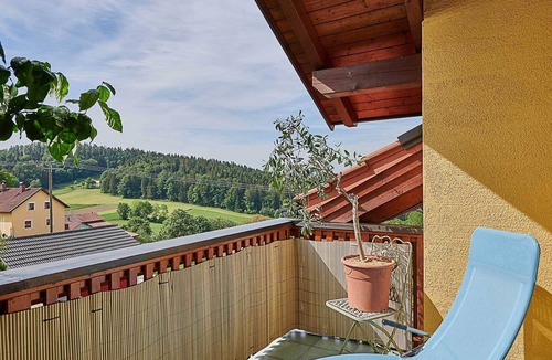 Hartmannsreut Apartment | Far-reaching views & well-being Roof terrace with mountain panorama, exposed roof truss & pure nature
