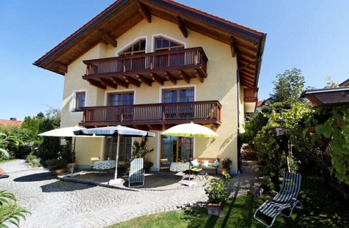Hartmannsreut Apartment | Far-reaching views & well-being Roof terrace with mountain panorama, exposed roof truss & pure nature