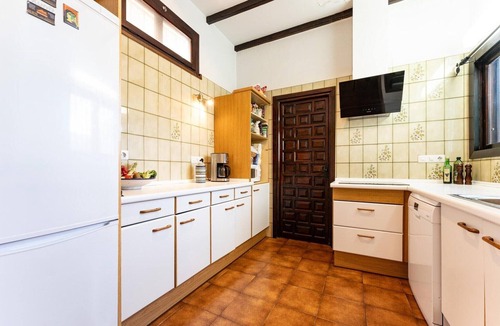 Velilla-Taramay Villa | Faro's Sun Beach Villa in Almuñecar