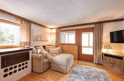 Pettneu am Arlberg Apartment | ☆ FavoriteStays Comfort Apartment with Terrace