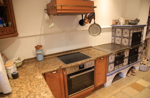 Gmain Apartment | Ferienhaus 4 Peaks mit 4 Schlafzimmern, 3 Bäder, Einer Terrasse und Einem Garten