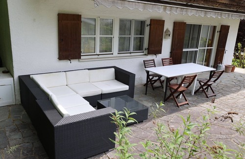 Gmain Apartment | Ferienhaus 4 Peaks mit 4 Schlafzimmern, 3 Bäder, Einer Terrasse und Einem Garten