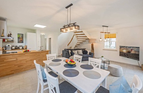 Zirchow House | Ferienhaus Johann - Neu Errichtetes Ferienhaus in Ruhiger Wohngegend mit Parkplatz, Sauna und Wlan