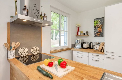 Zirchow House | Ferienhaus Johann - Neu Errichtetes Ferienhaus in Ruhiger Wohngegend mit Parkplatz, Sauna und Wlan