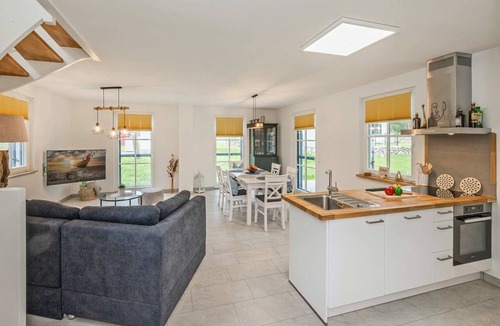 Zirchow House | Ferienhaus Johann - Neu Errichtetes Ferienhaus in Ruhiger Wohngegend mit Parkplatz, Sauna und Wlan