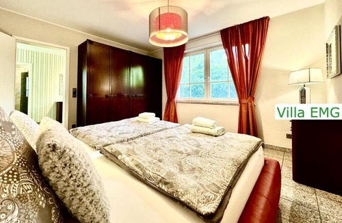 Resse Villa | Ferienhaus Villa EMG Gelsenkirchen nah Essen Dortmund mit Pool und Garten für Familien Gruppen bis 21 Personen